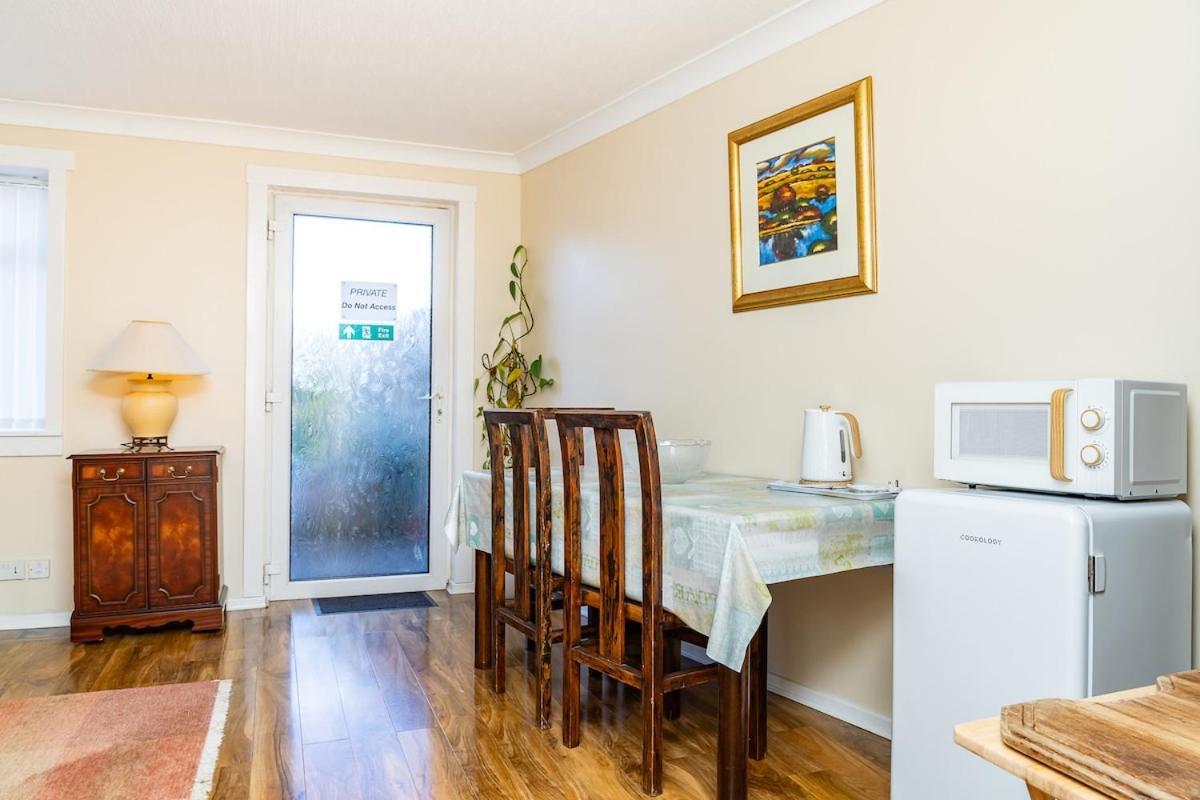 Hotel-style With Free Parking, Sleeps 4 EDI