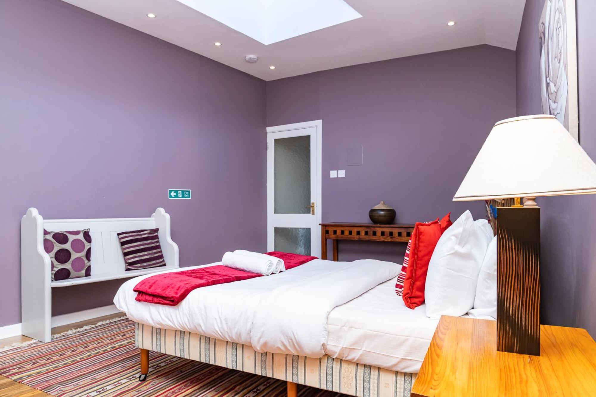 Hotel-style With Free Parking, Sleeps 4 EDI