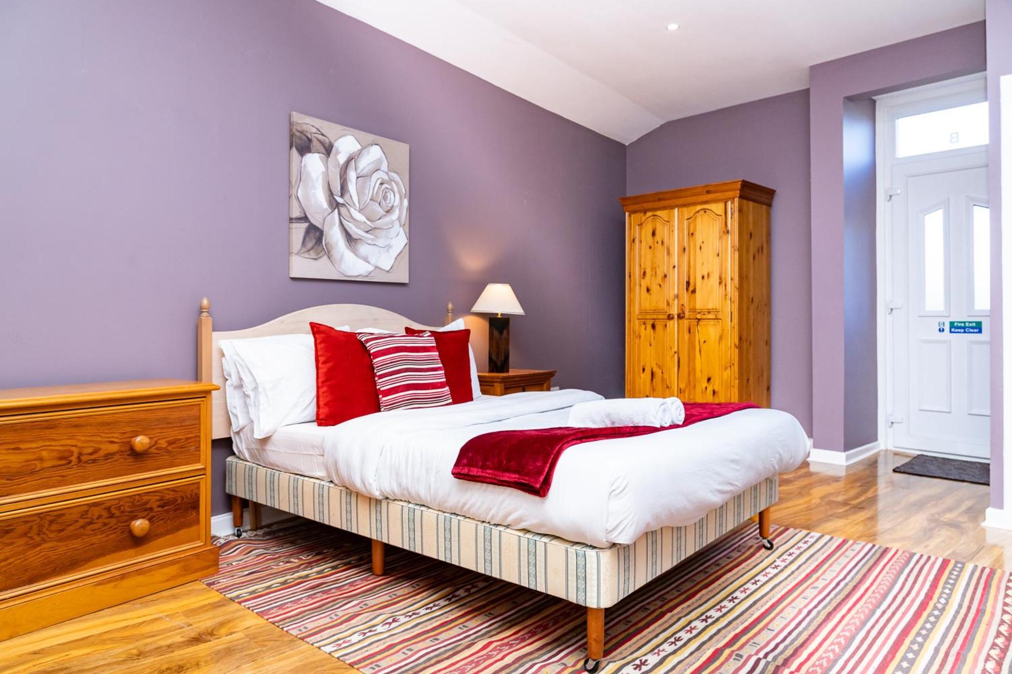 Hotel-style With Free Parking, Sleeps 4 Apartment *