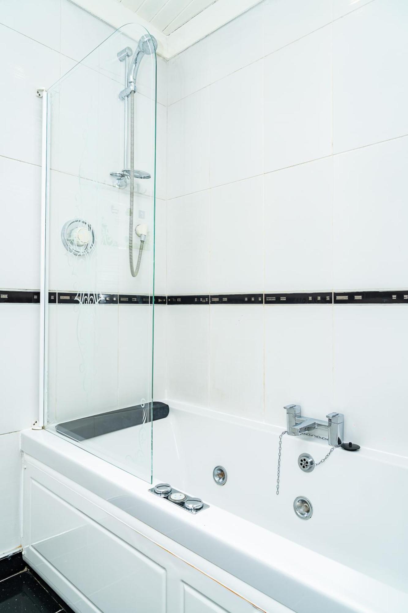 Hotel-style With Free Parking, Sleeps 4 Apartment
