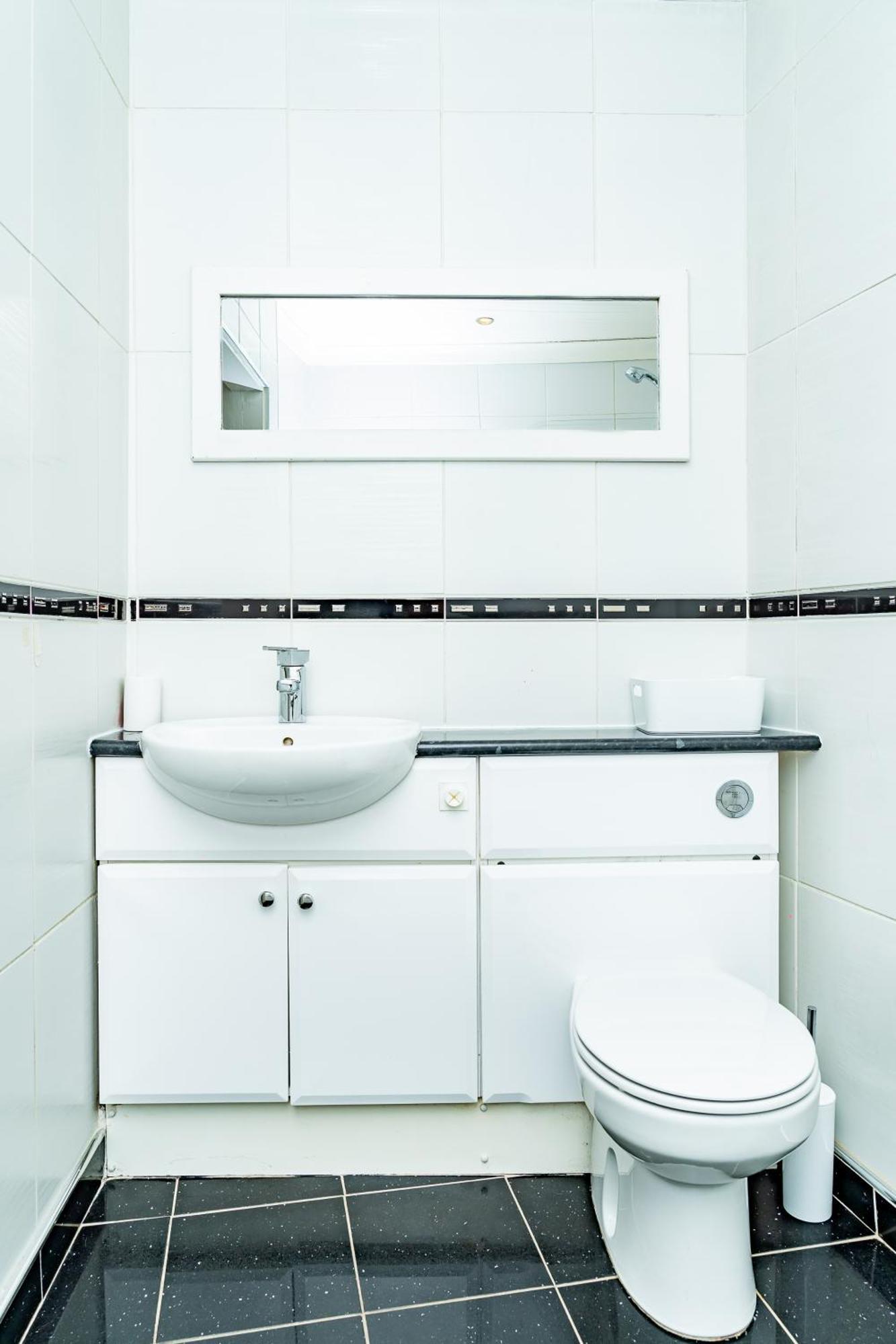 Hotel-style With Free Parking, Sleeps 4 Apartment Edinburgh